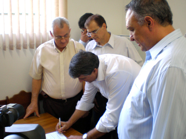 Lcio Sacco, provedor da SC de Dracena, prefeito lzio Stelato Jr., Reinaldo Alguz e Antonio Henrique Corral, diretor da DR de Sade de Presidente Prudente<a style='float:right;color:#ccc' href='https://www3.al.sp.gov.br/repositorio/noticia/03-2008/REINALDO ALGUZ SANTAS CASAS.jpg' target=_blank><i class='bi bi-zoom-in'></i> Clique para ver a imagem </a>